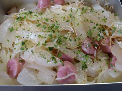 玉ねぎとソーセージの焼き素麺